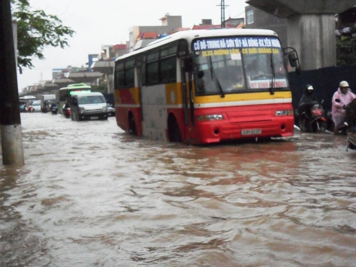 Hà Nội bị ảnh hưởng của cơn bão số 5, khiến cho một số tuyến đường bị ngập nghiêm trọng.